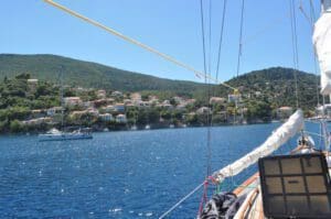 Discover islands from the sea Create a combination of sailing and island hopping