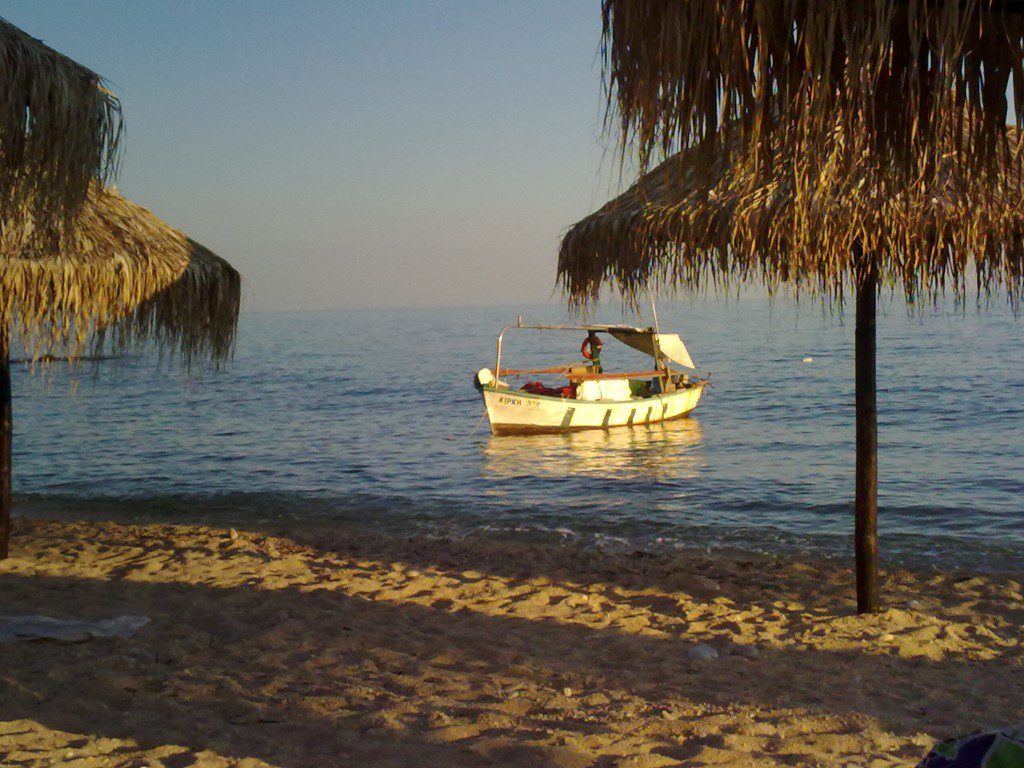 Sonnenuntergang an abgelegenen Sandstrand