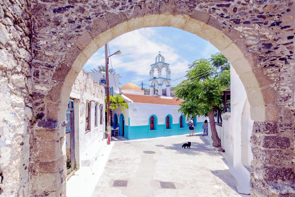 Traditionelles Dorf Emporios auf Nisyros mit griechischer Inselarchitektur