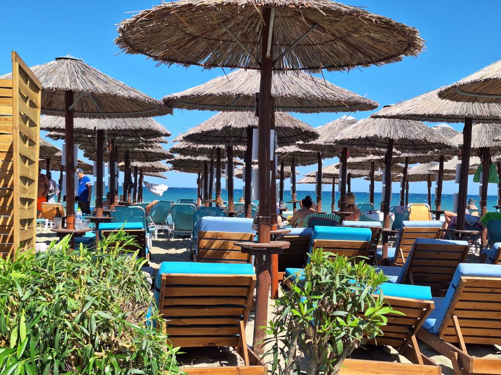 Belebter Strand mirt Liegen auf den Kykladen Inseln