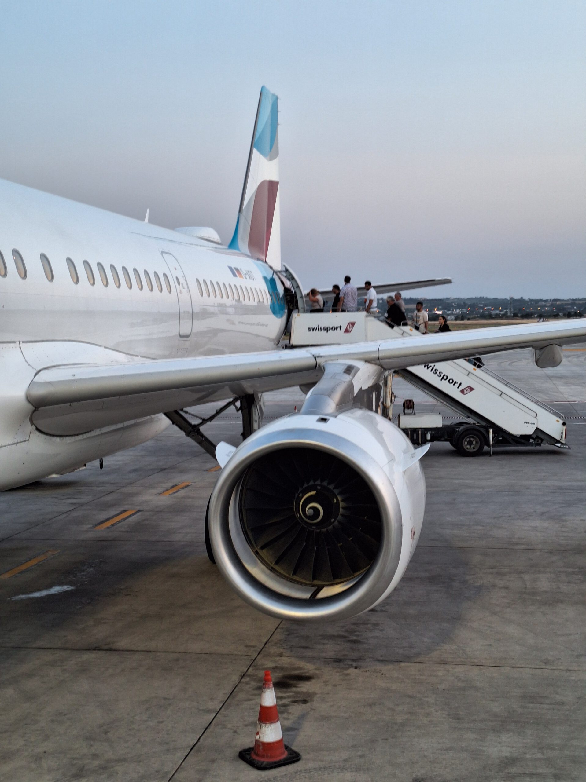 Flugzeug auf Landebahn am Flughafen
